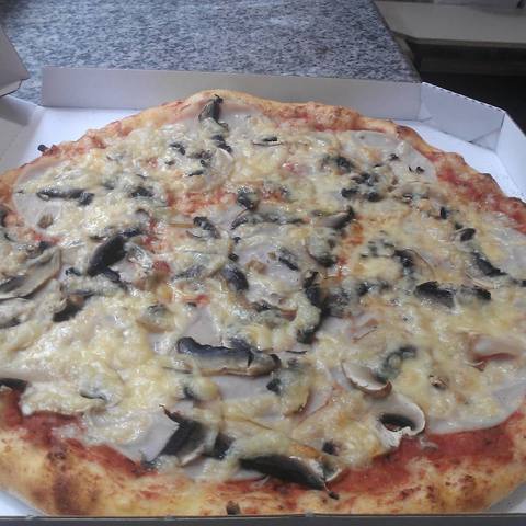 Celá pizza z naší pece